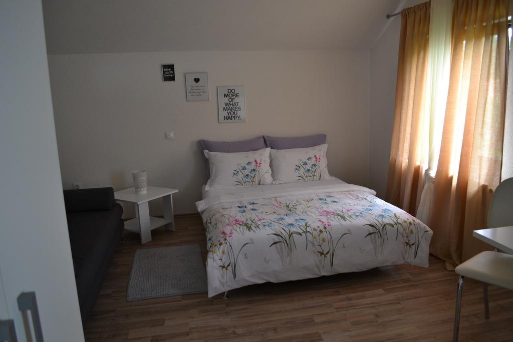 Guesthouse Zalac スルニュ エクステリア 写真